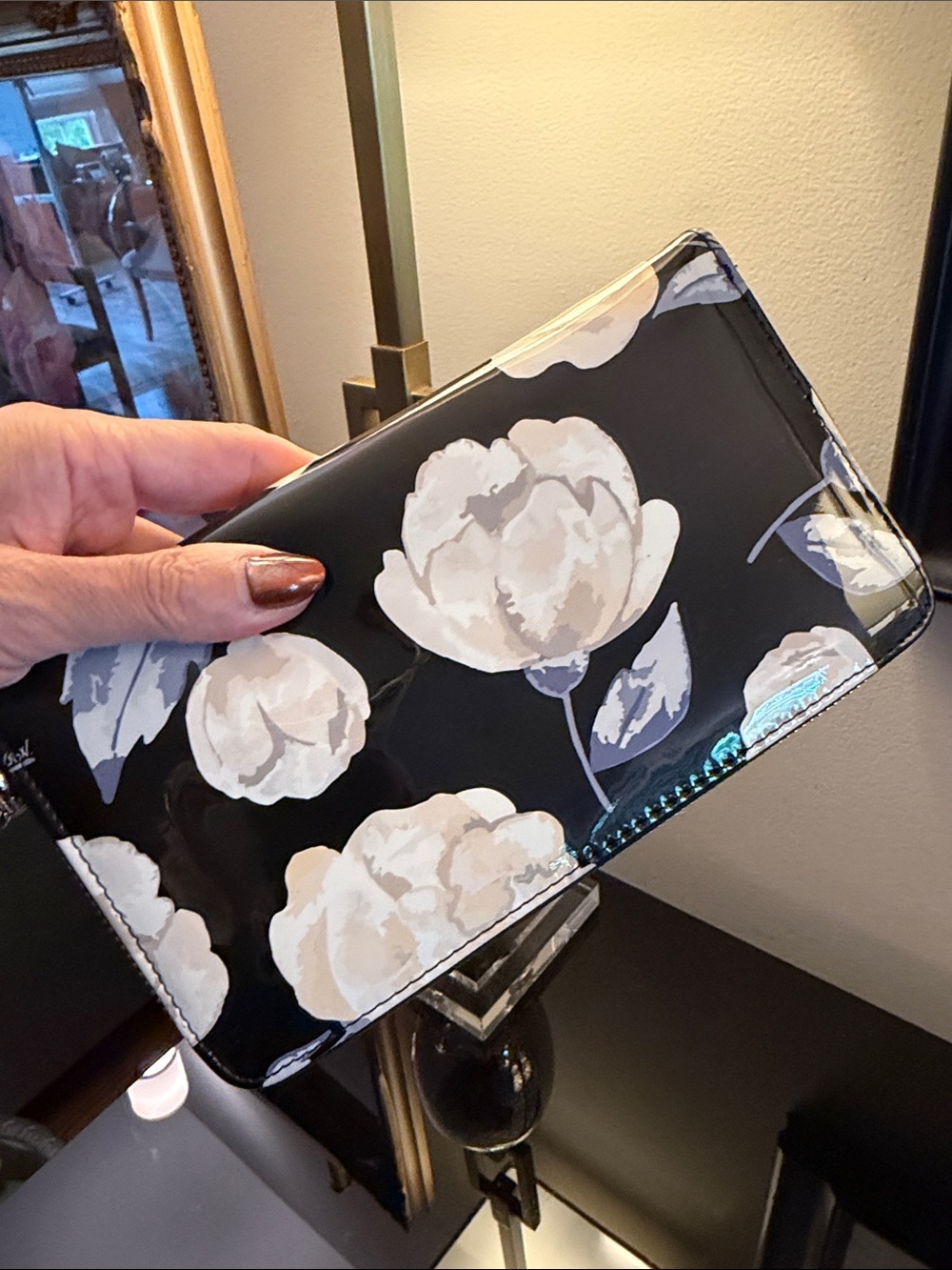 Betsey Johnson EUC Black Patent zipper Floral Wristlet with Cream Blooms gorge’ - Picture 3 of 11